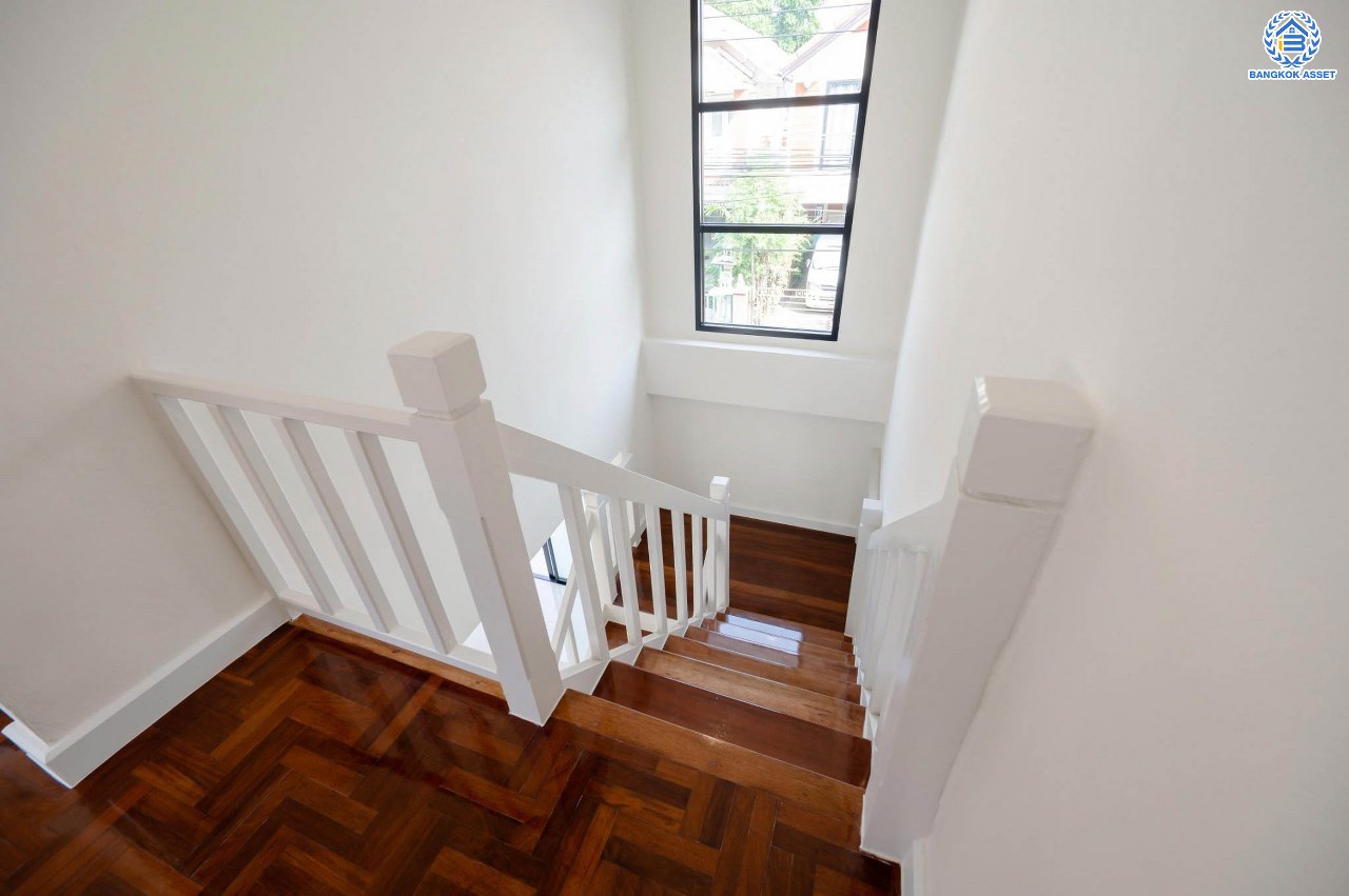 บ้านมือสองตกแต่งใหม่ โครงการ ซอยนวนิช ปากเกร็ด เนื้อที่ 45 ตร.ว. พื้นที่ใช้สอยมากกว่า 164.5 ตร.ม. พร้อมฟังก์ชัน 3 ห้องนอน 3 ห้องน้ำ 1 ห้องอเนกประสงค์ จอดรถได้ 1 คัน บนทำเลเมือง ใกล้เซ็นทรัลแจ้งวัฒนะ จุดขึ้นทางด่วน "แจ้งวัฒนะ" และรถไฟฟ้าสายสีชมพู "สถานีเลี่ยงเมืองปากเกร็ด"...